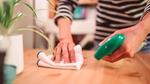 Σκούπισμα τραπεζιού ενώ κρατάει σπρέι
